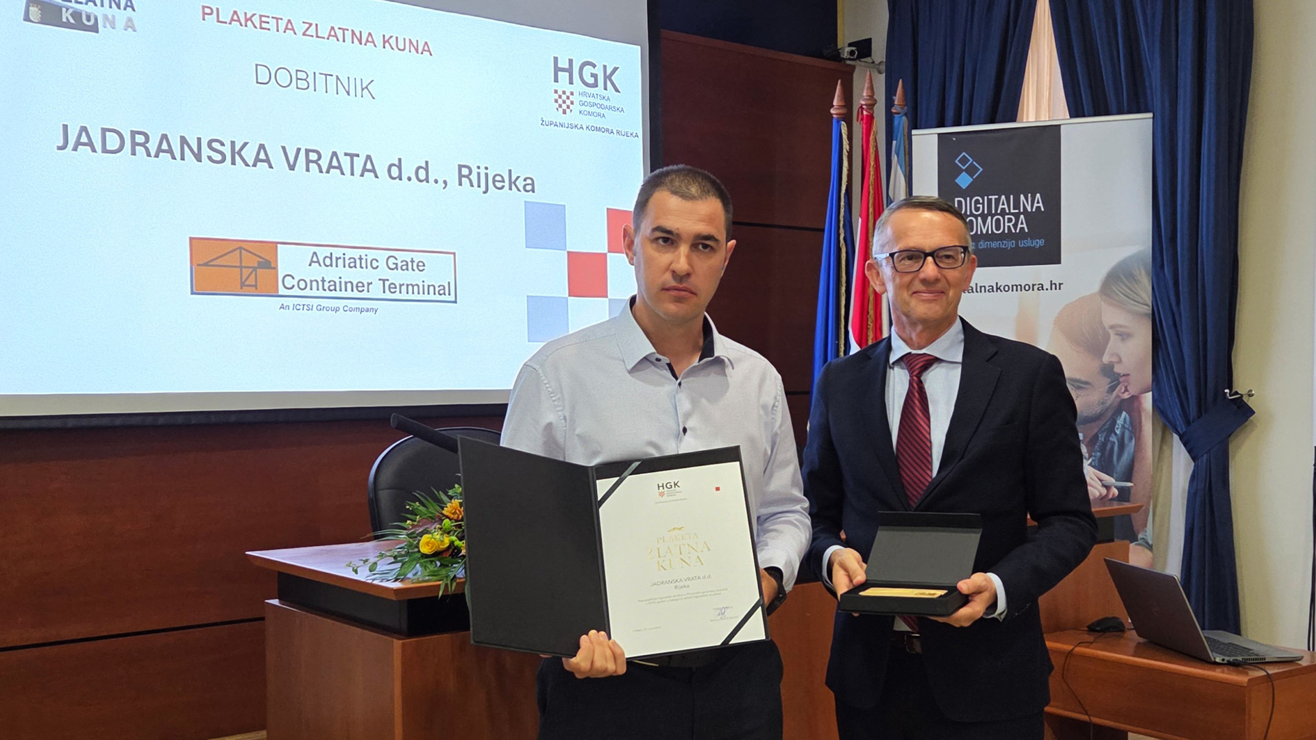 Marin Rameša (left), Jadranska Vrata Financial Director, receiving the company’s 4th Gold Kuna