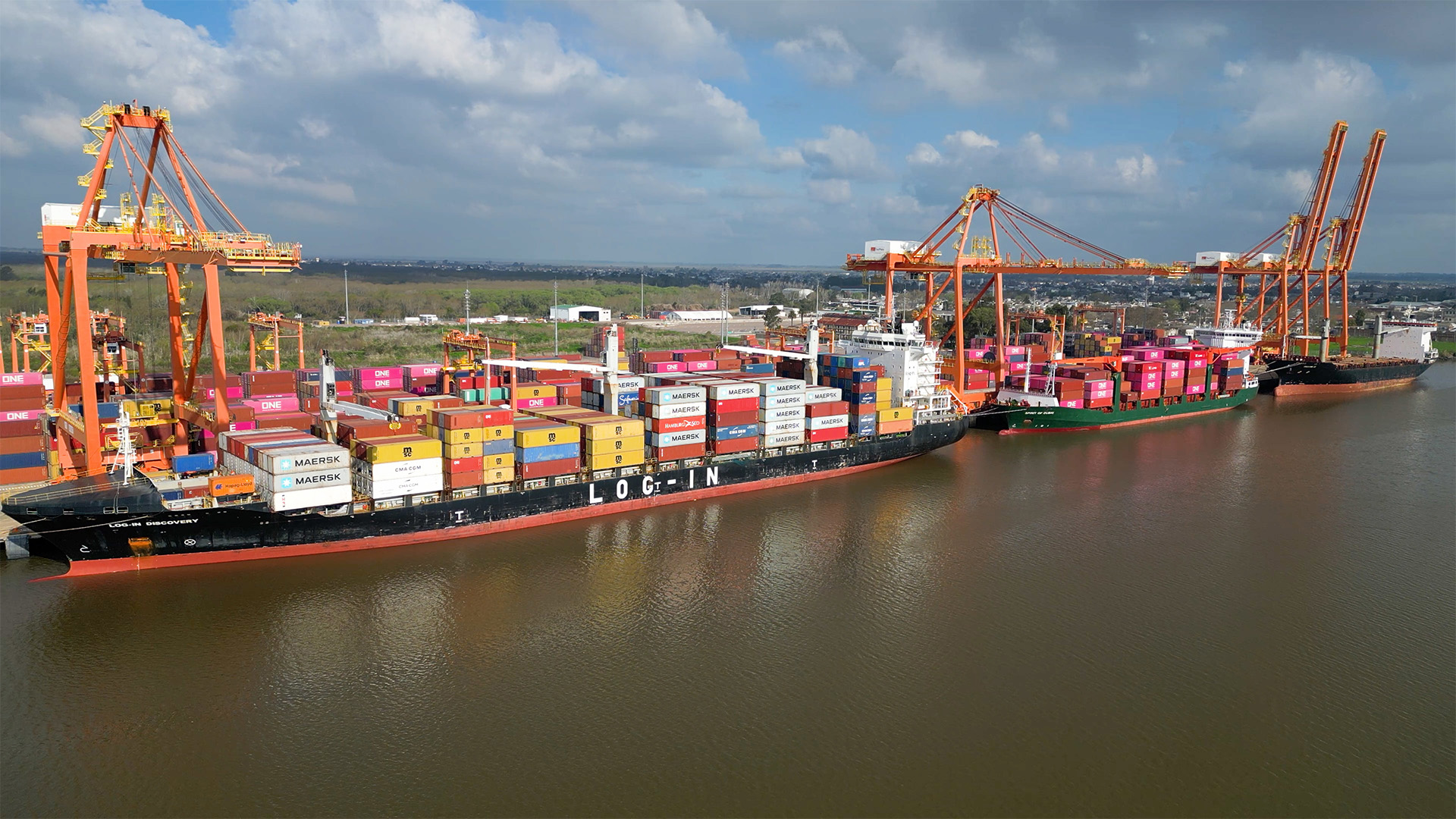 Three vessels docked simultaneously at TecPlata